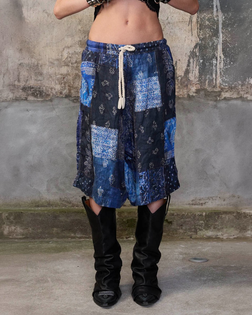 Short long sarouel Carpenter Jesse R13 en coton imprim&eacute; bandana bleu, port&eacute; de face.