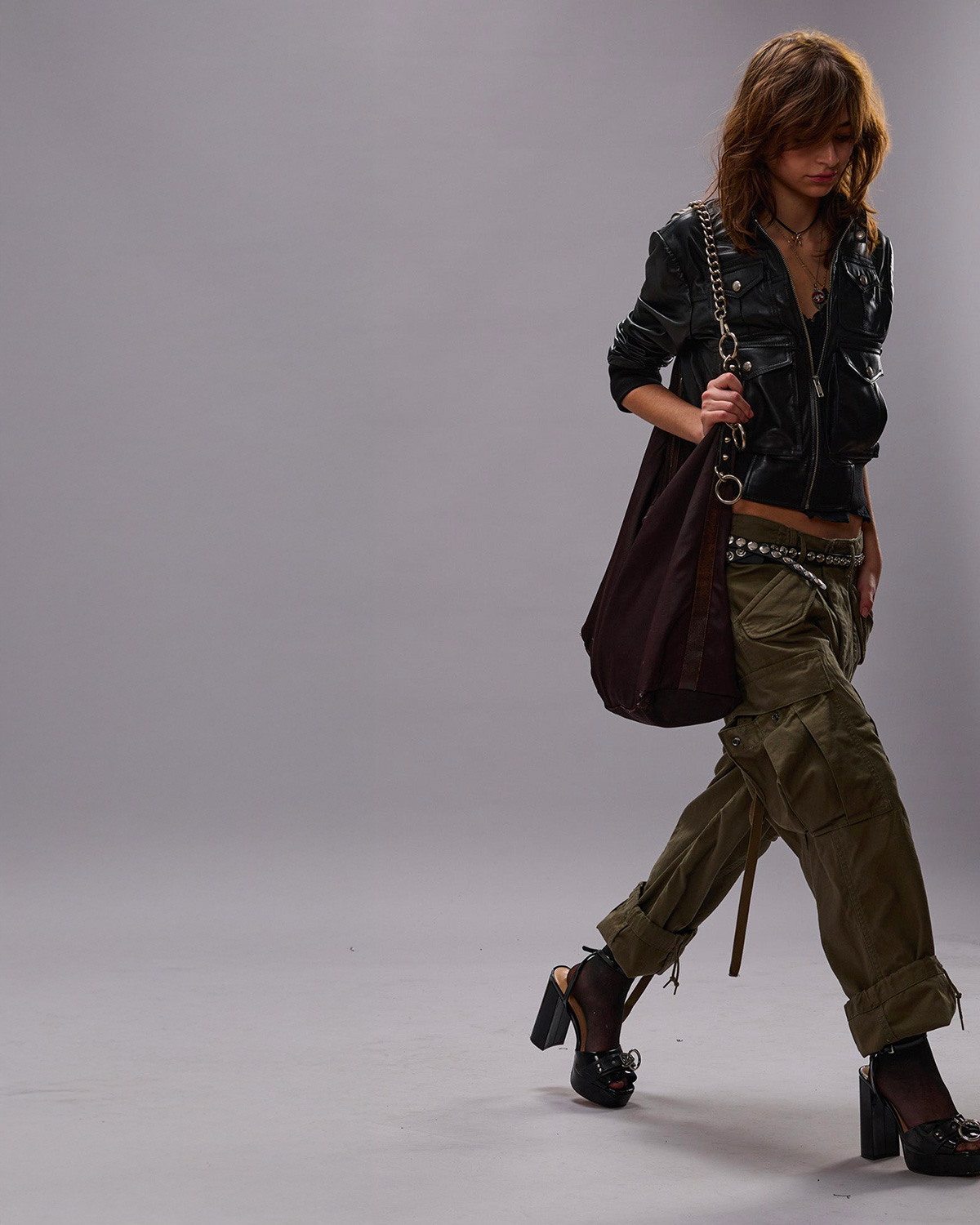 Blouson court en cuir noir poches palquées à rabat esprit vintage fermeture zip R13. Porté avec un pantalon army.