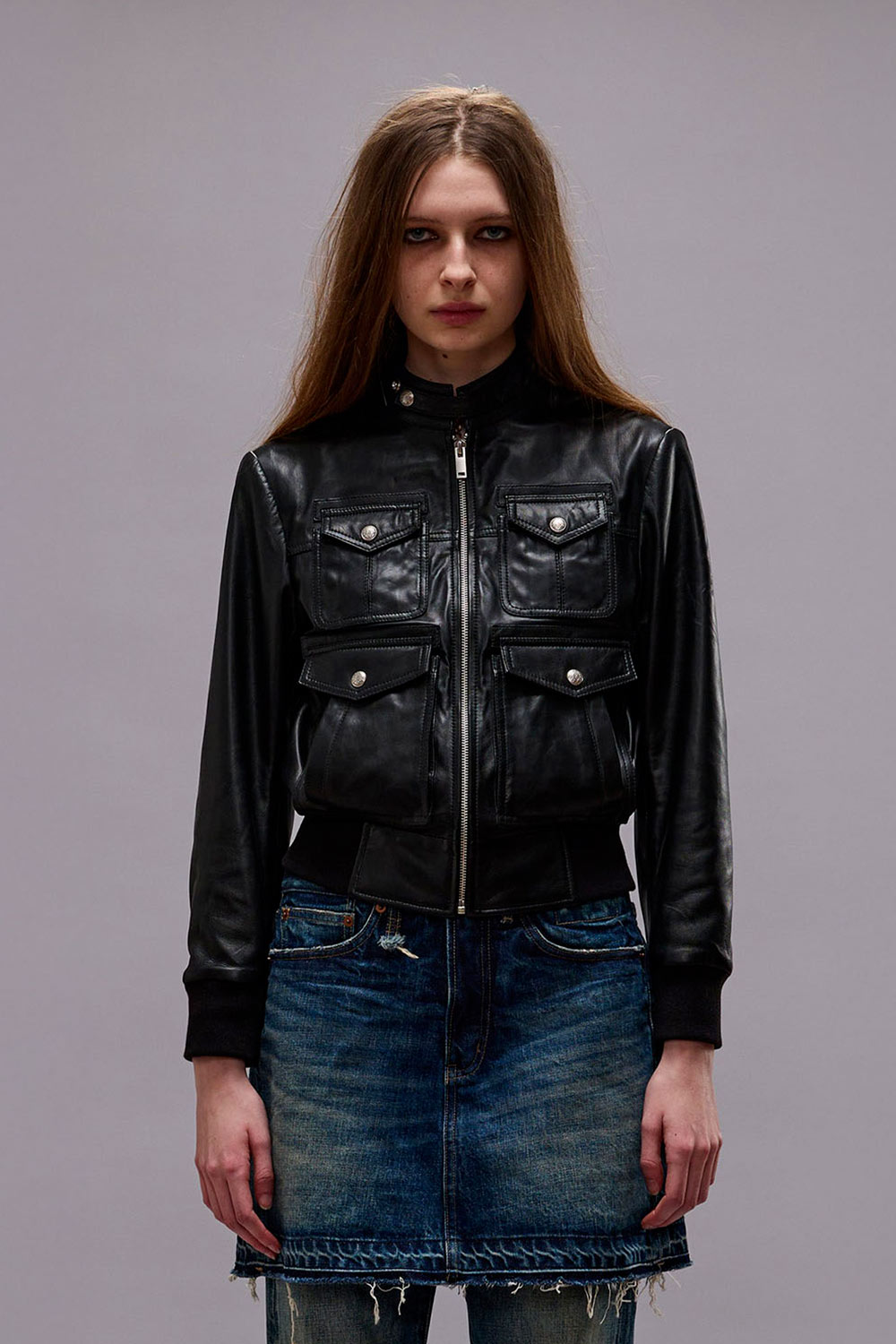 Blouson avec fermeture zippée R13 en cuir noir. Vue face. 