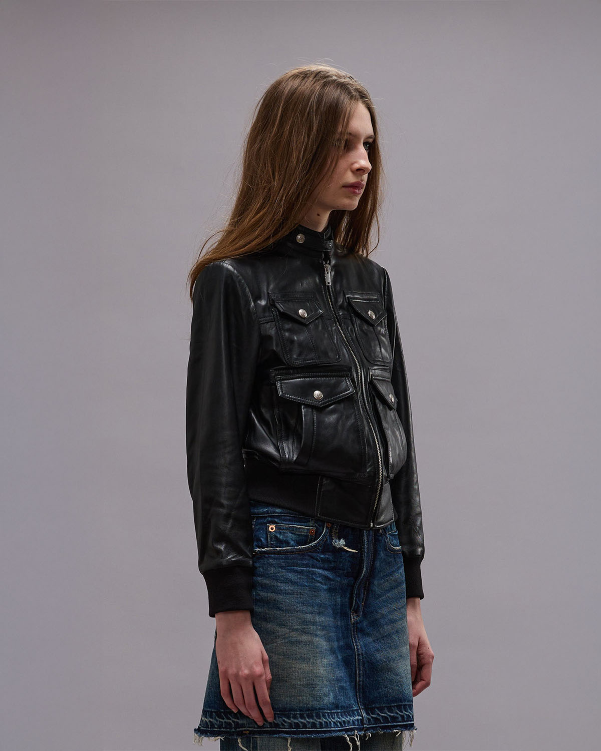 Blouson avec fermeture zippée R13 en cuir noir. Vue face. 