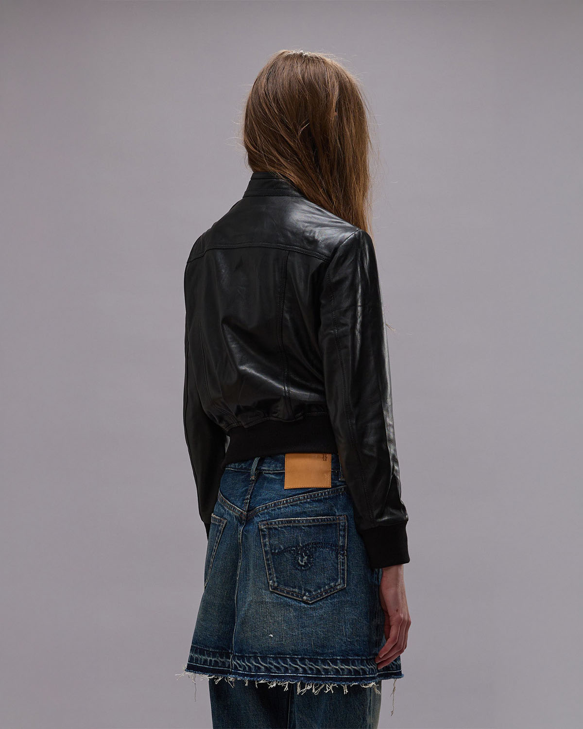 Blouson avec fermeture zippée R13 en cuir noir. Vue dos. 
