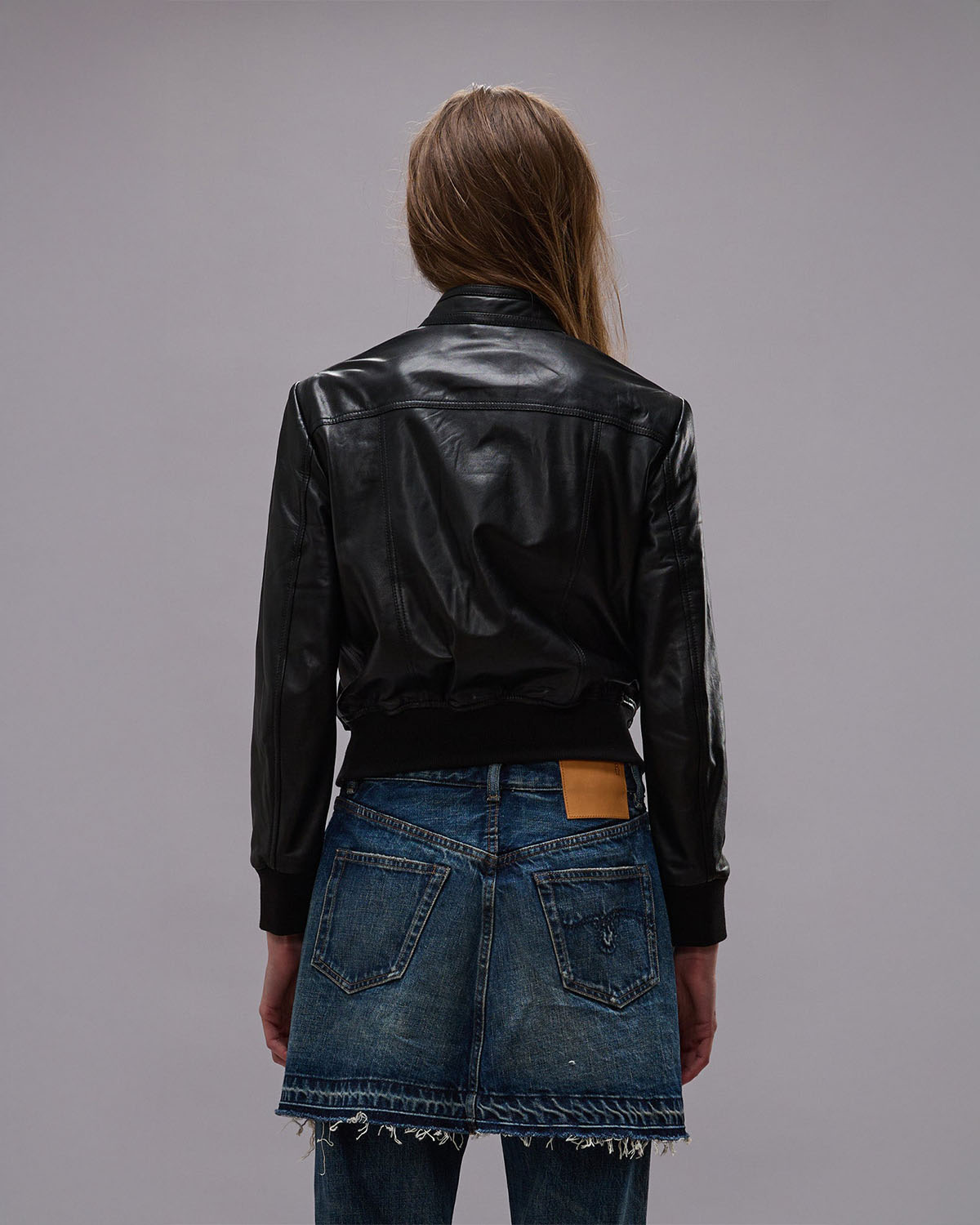 Blouson avec fermeture zippée R13 en cuir noir. Vue dos.