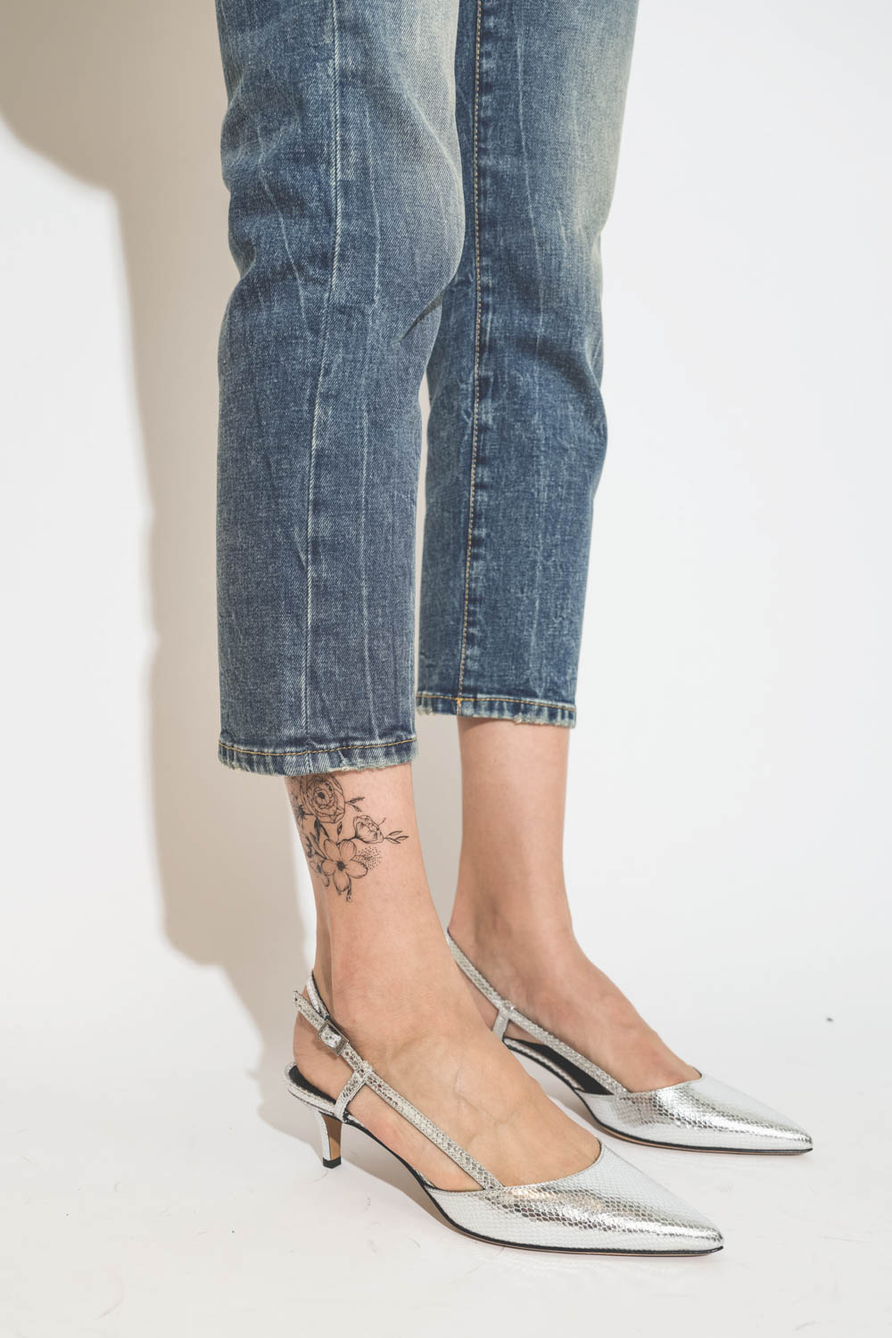 Jean court taille basse Boy Straight Kelly stretch r13 bleu ciel. Détail bas de jambes.