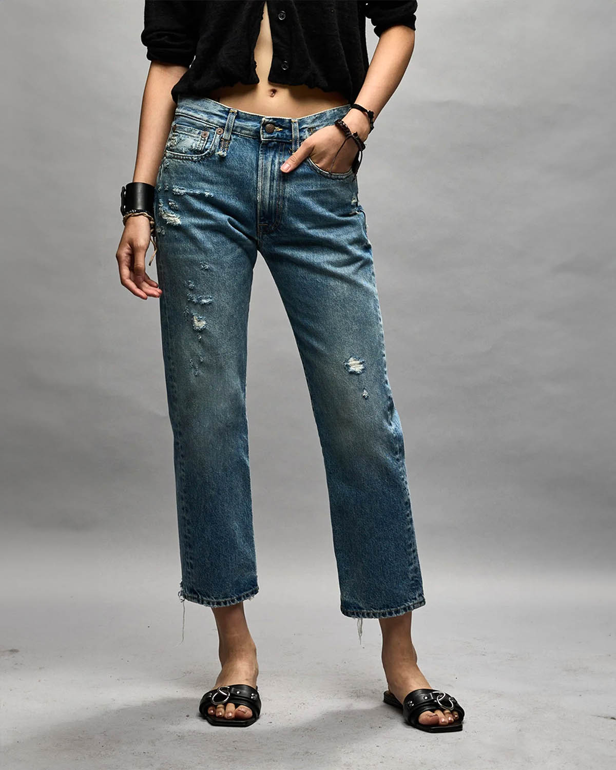 Jean droit bleu Boyfriend Bain W/Rips R13. Porté avec un gilet court. Porté de face.