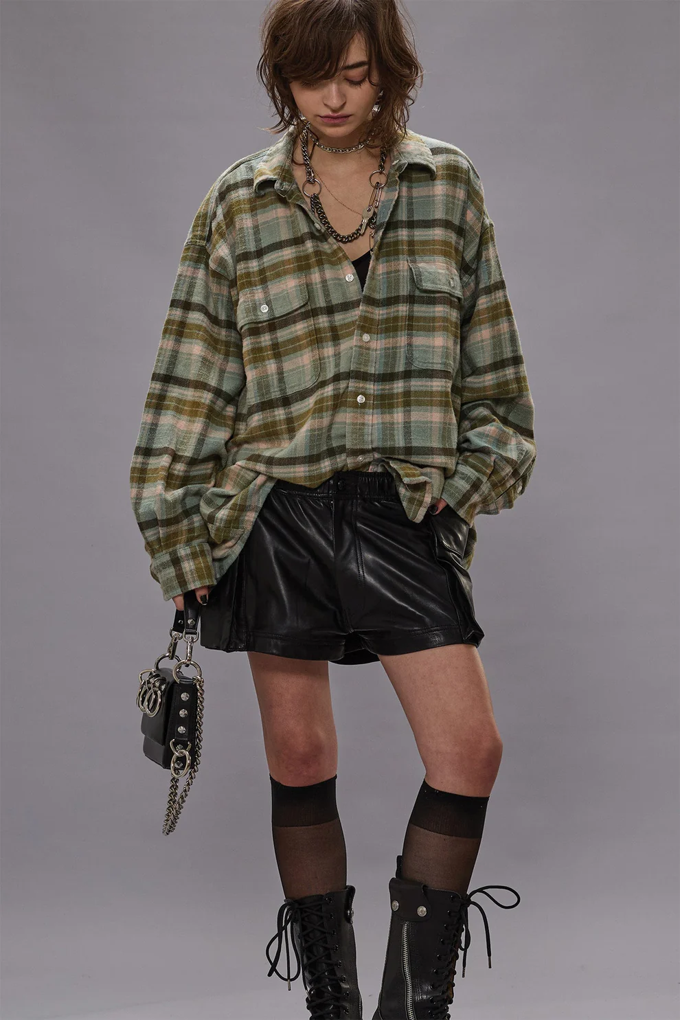 Chemise Boyfriend Shirt R13 à carreaux turquoise Plaid. Portée de face.