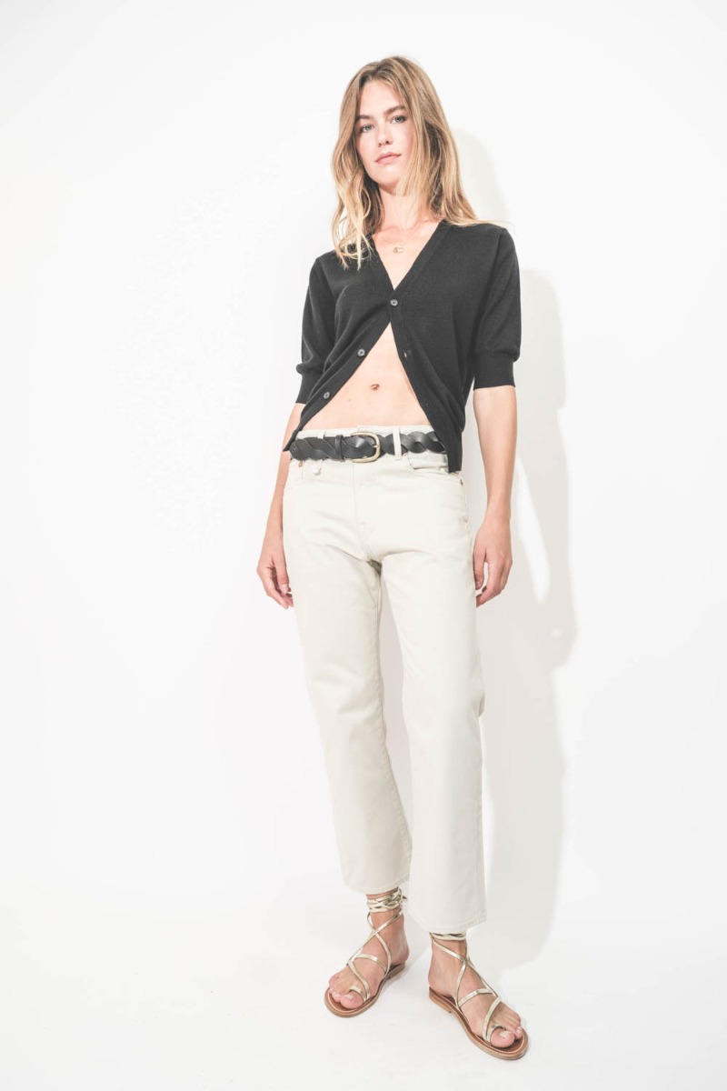 Cardigan Elbow Sleeve Slit Hem R13 en laine merinos noire. Porté de face.