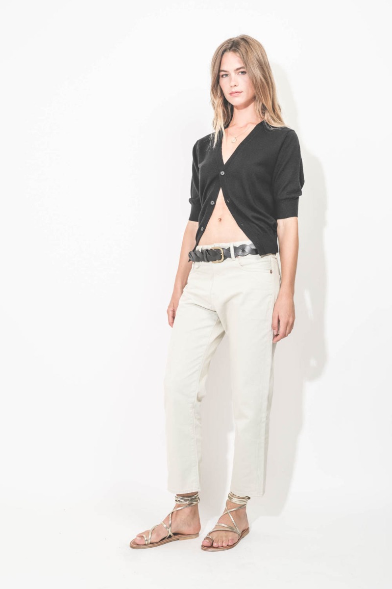 Cardigan Elbow Sleeve Slit Hem R13 en laine merinos noire. Porté de profil.