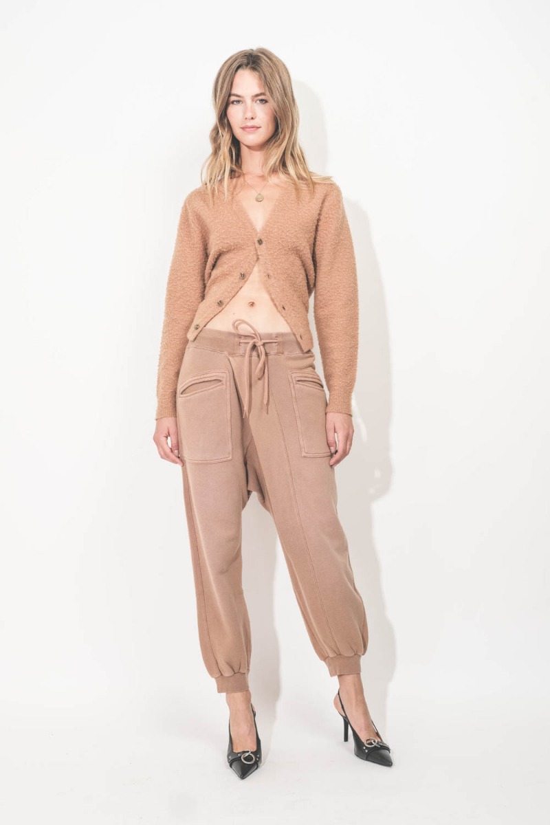 Cardigan split Hem R13 en laine et cachemire camel. Porté de face en total look camel.