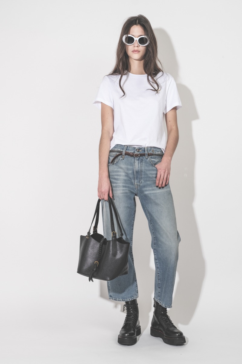 Ceinture fine en cuir marron, reli&eacute;e par une cha&icirc;ne en m&eacute;tal argent&eacute;, Skinny Chain Belt R13, port&eacute;e de face.