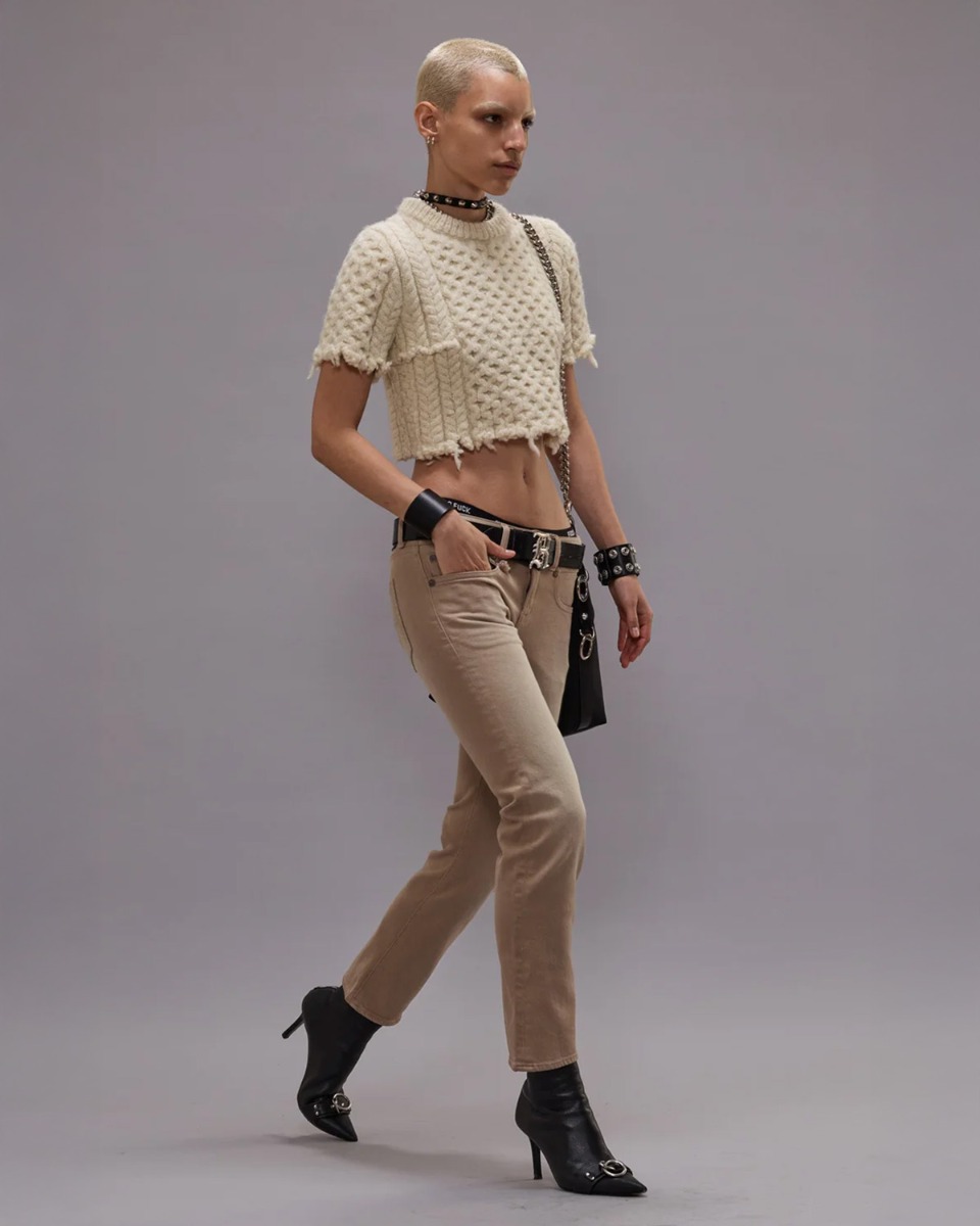 Ceinture en cuir noir boucle en métal argenté R13 portée de profil.