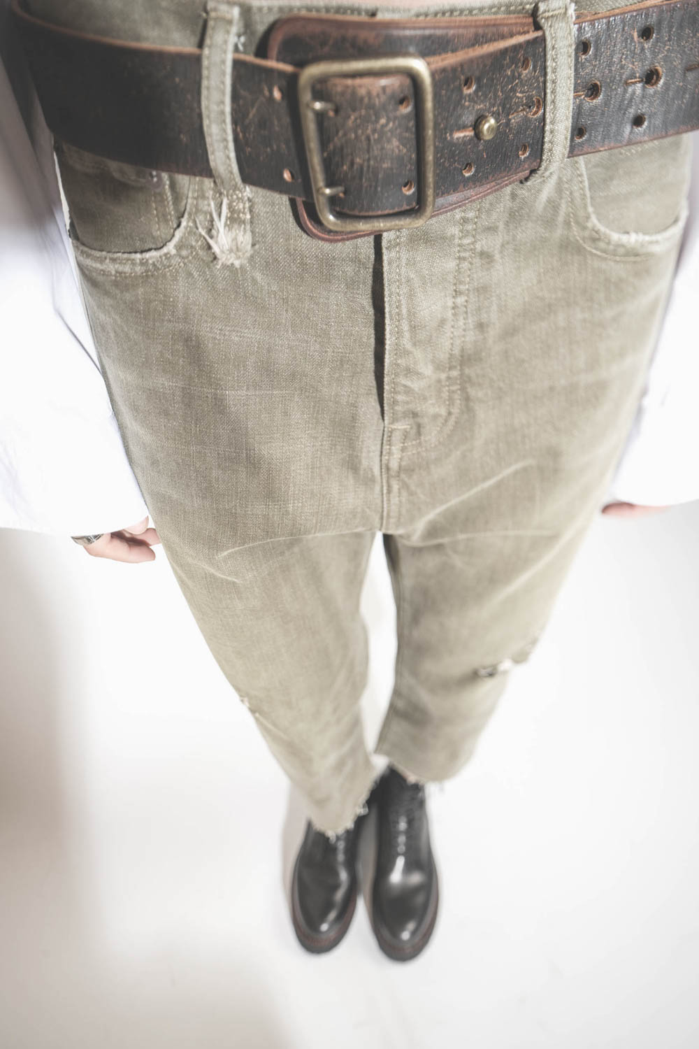 Ceinture large en cuir marron vieilli Military R13. Port&eacute; avec un jean Tailored Drop r13 kaki. 