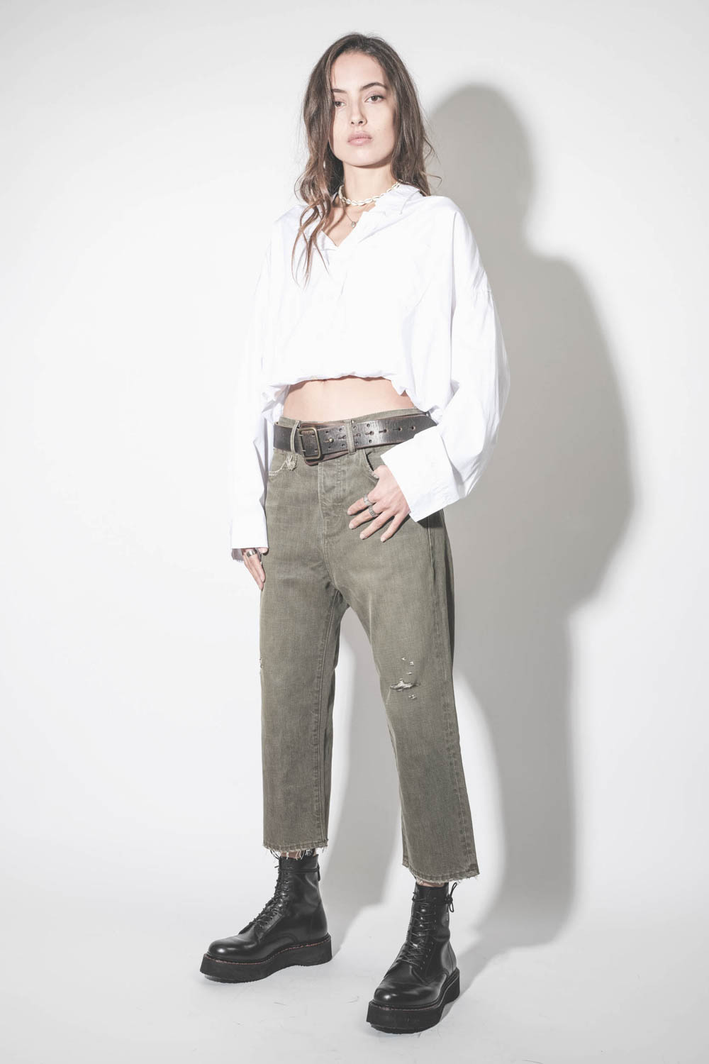 Ceinture large en cuir marron vieilli Military R13. Port&eacute; avec un jean baggy kaki R13.