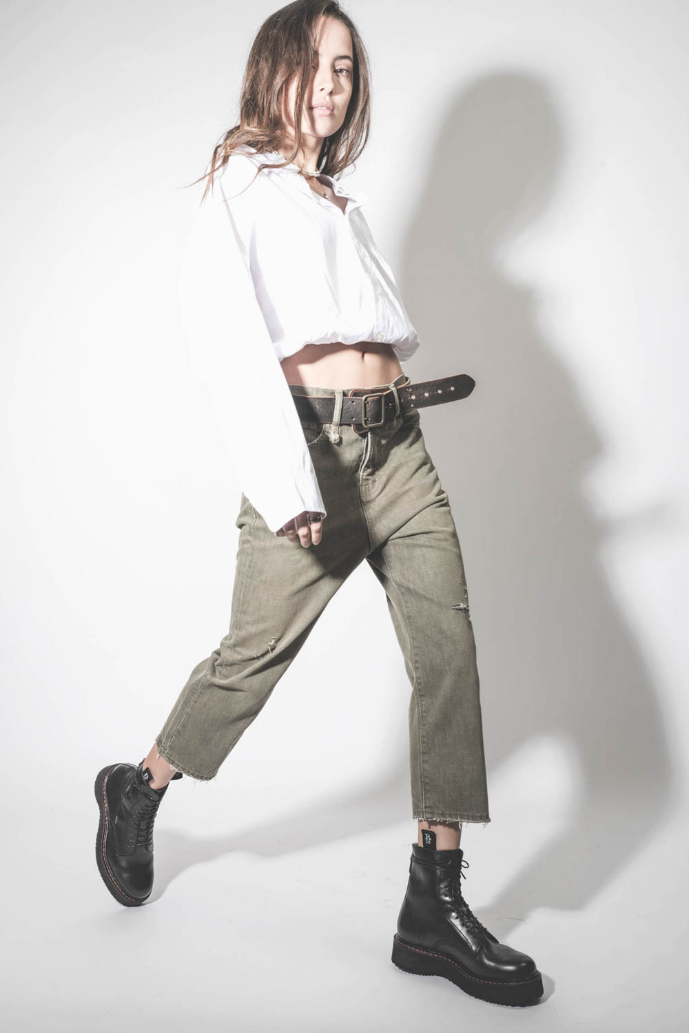 Ceinture large en cuir marron vieilli Military R13. Port&eacute; avec un jean baggy.