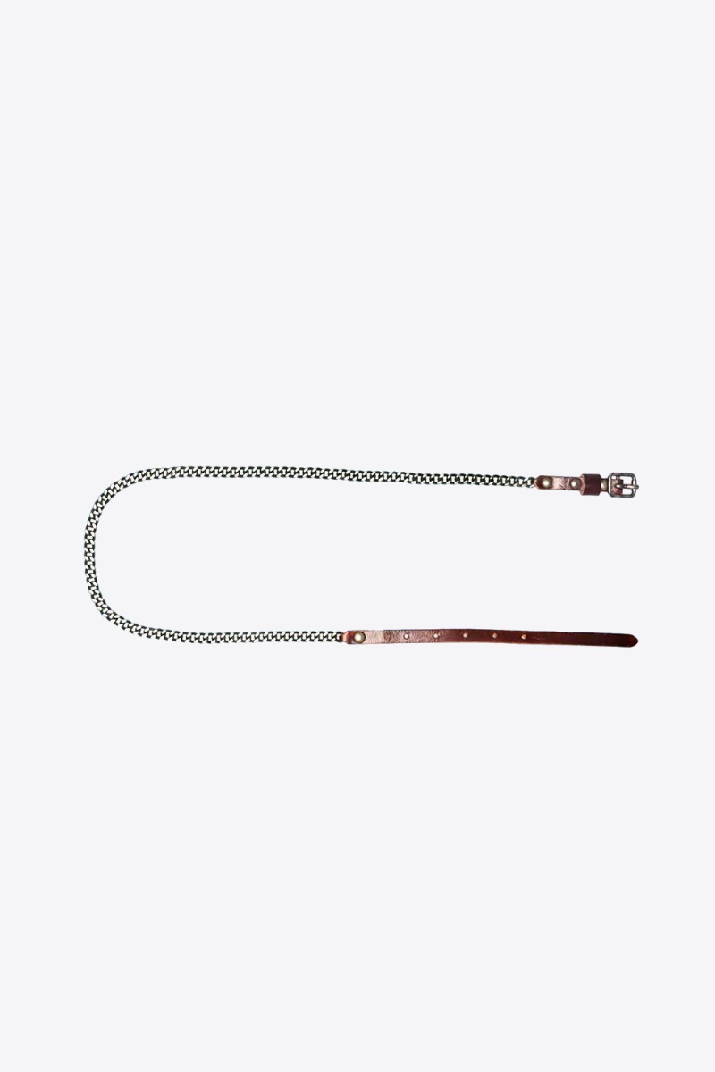 Ceinture fine en cuir marron, reliée par une chaîne en métal argenté, Skinny Chain Belt R13. Vue de face.