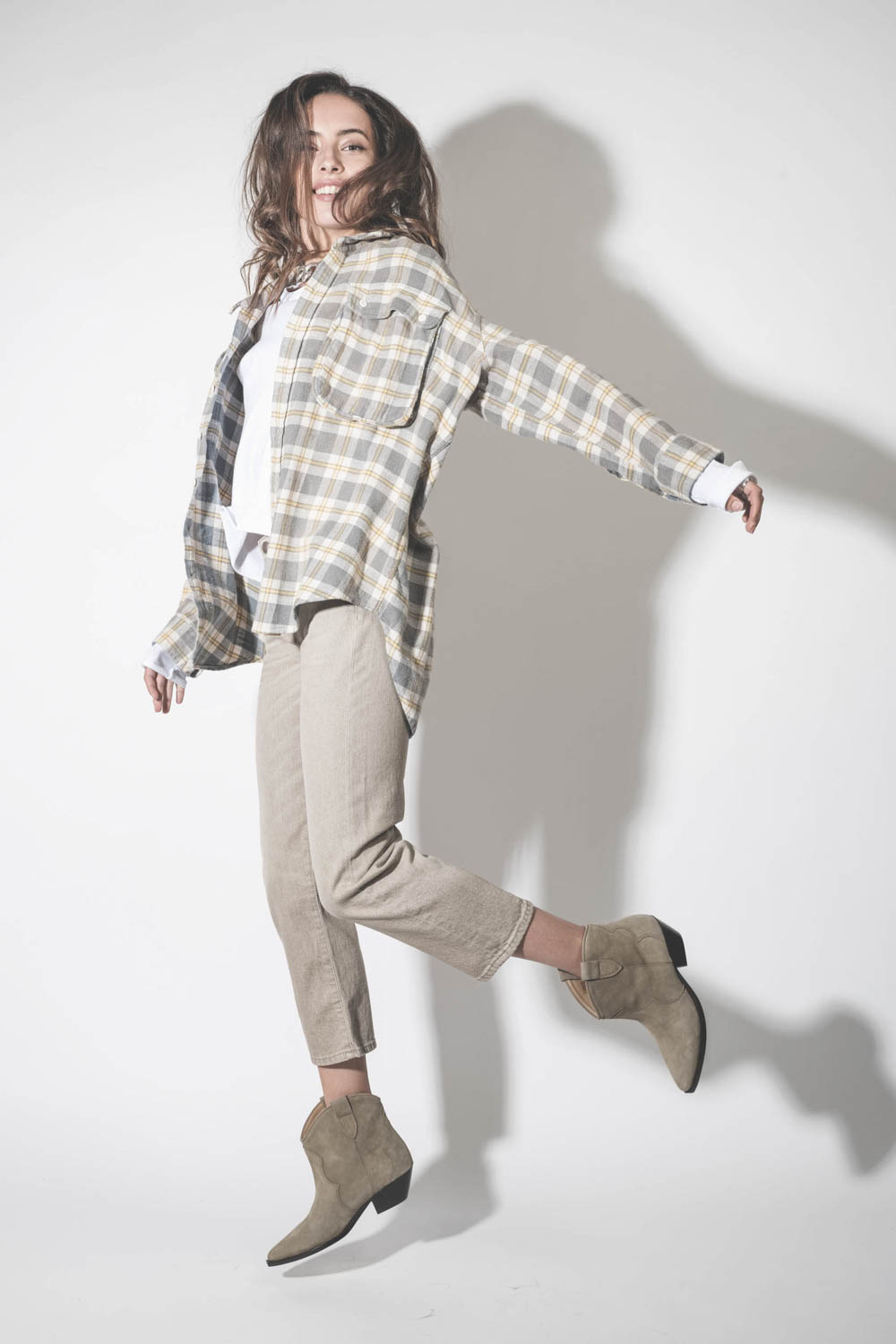 Chemise en coton gratté over-size à carreaux beige écru larges poches poitrine Oversized Pocket Drop Neck Shirt R13. Porté avec un jean boy straight beige.