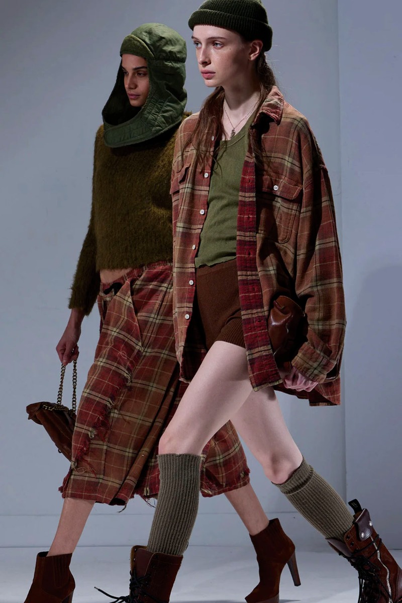 Produit Chemise oversize Boyfriend Shirt R13 en flanelle à carreaux rouges et marron, portée ouverte de profil.