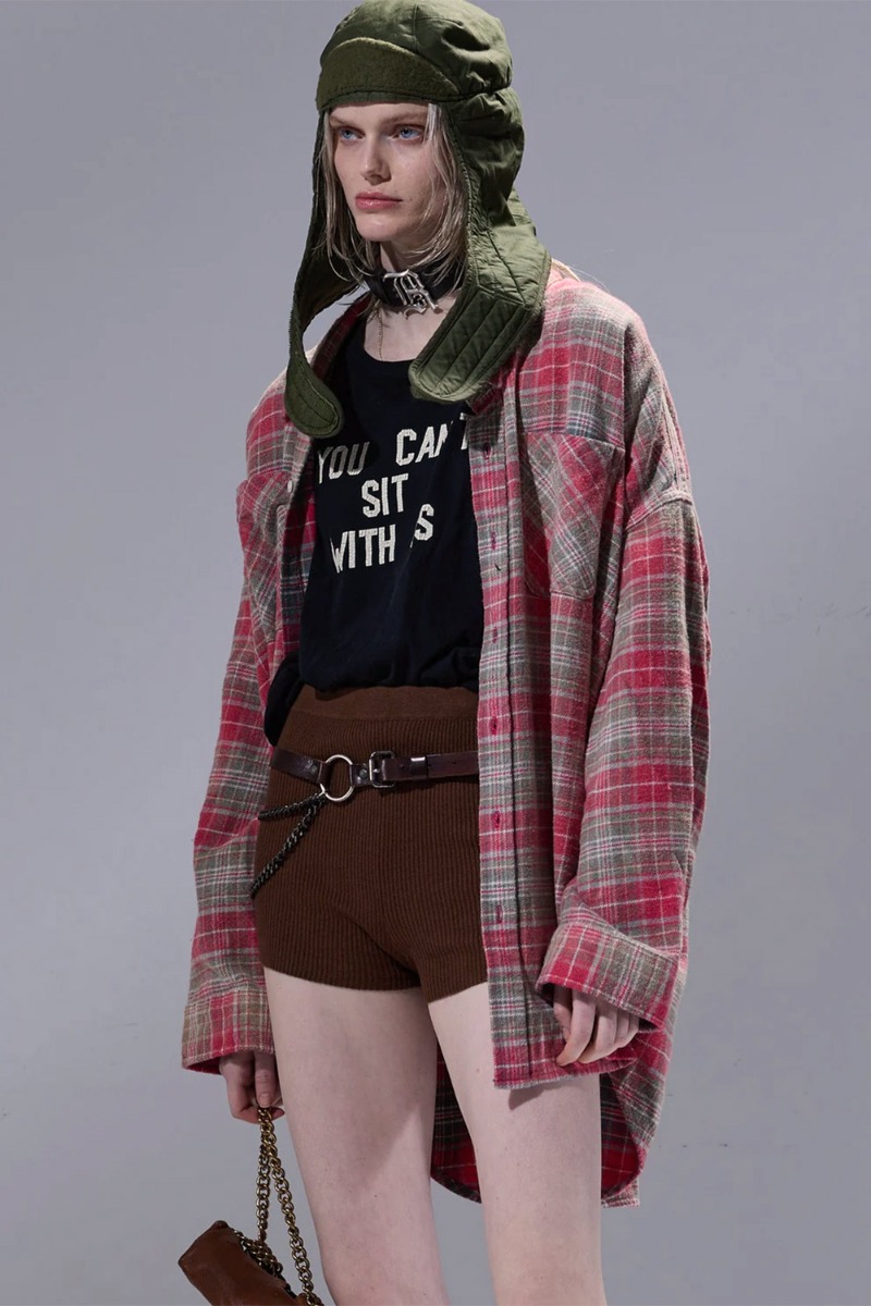 Produit Chemise oversize à carreaux Drop Neck Workshirt en coton japonais rose, portée ouverte de profil.