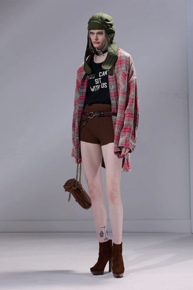 Chemise oversize à carreaux Drop Neck Workshirt en coton japonais rose, portée de profil avec un short.