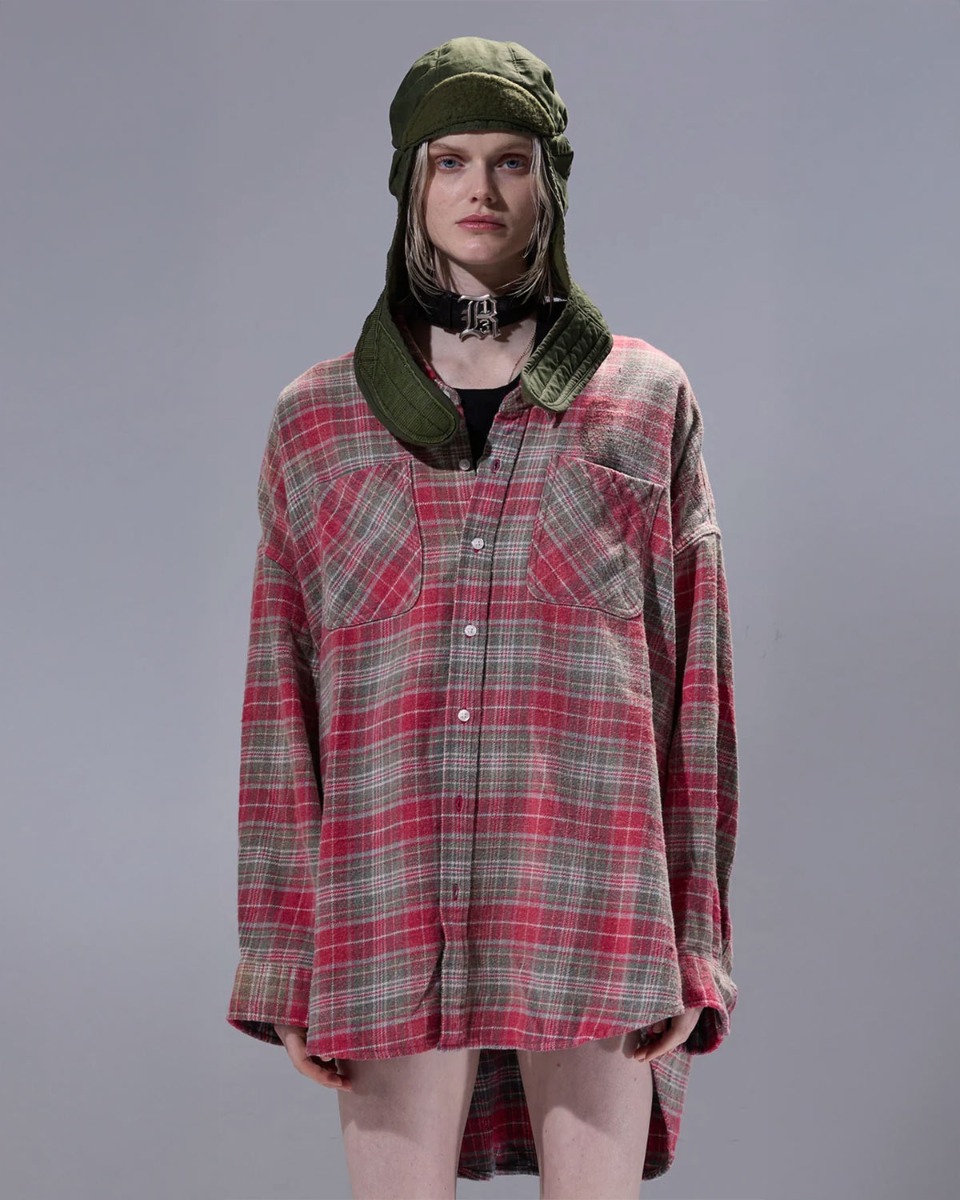 Chemise oversize à carreaux Drop Neck Workshirt en coton japonais rose, fermée de face.