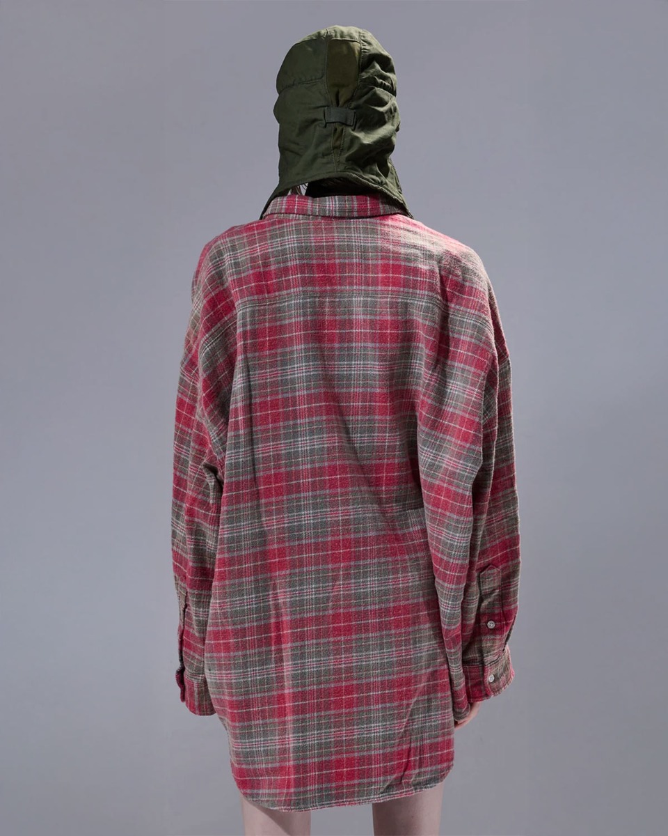 Chemise oversize à carreaux Drop Neck Workshirt en coton japonais rose, portée de dos.