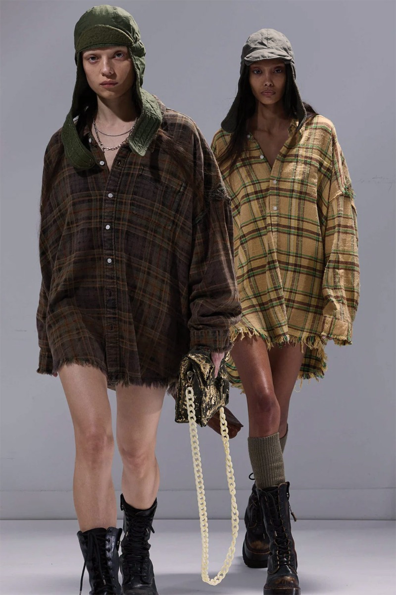 Produit Chemise oversize Shredded Seam Drop Neck Shirt R13 à carreaux marron, portée en robe de face.