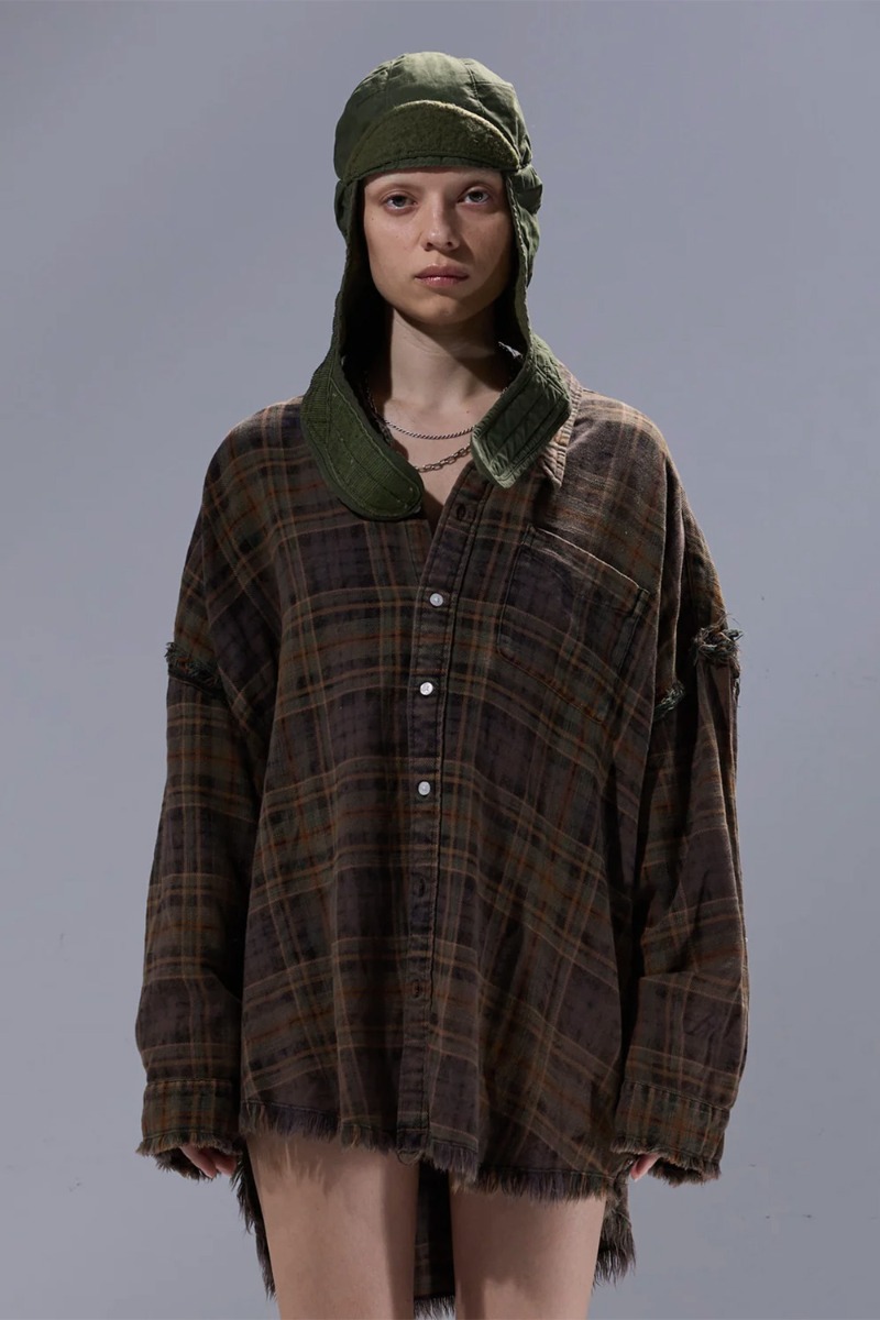 Chemise oversize Shredded Seam Drop Neck Shirt R13 &agrave; carreaux marron, port&eacute;e de face.