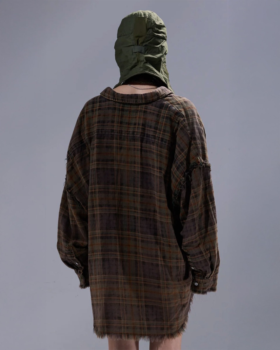 Chemise oversize Shredded Seam Drop Neck Shirt R13 &agrave; carreaux marron, port&eacute;e de dos.