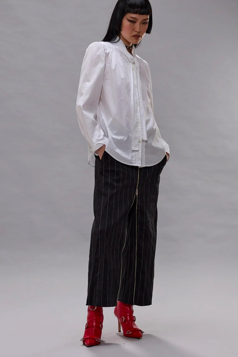 Chemise ajust&eacute;e Neck Tie Shirt R13 col lavalli&egrave;re en popeline de coton blanc, port&eacute;e de profil. D&eacute;tail de la base arrondie.