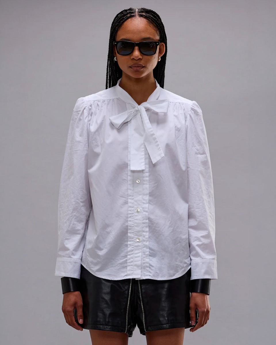 Chemise ajust&eacute;e Neck Tie Shirt R13 col lavalli&egrave;re en popeline de coton blanc, port&eacute;e de face nou&eacute;e en noeud.