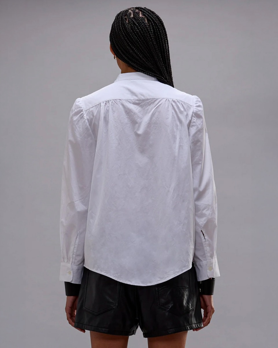 Chemise ajust&eacute;e Neck Tie Shirt R13 col lavalli&egrave;re en popeline de coton blanc, port&eacute;e de dos.