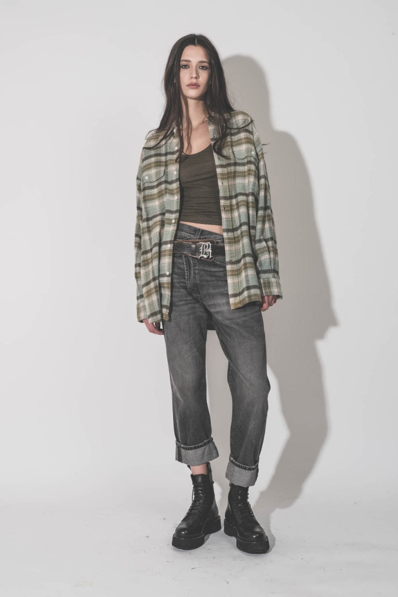 Chemise Boyfriend Shirt R13 &agrave; carreaux turquoise plaid, port&eacute;e ouverte de face sur un d&eacute;bardeur Isabel Marant &Eacute;toile et un jean crossover R13.