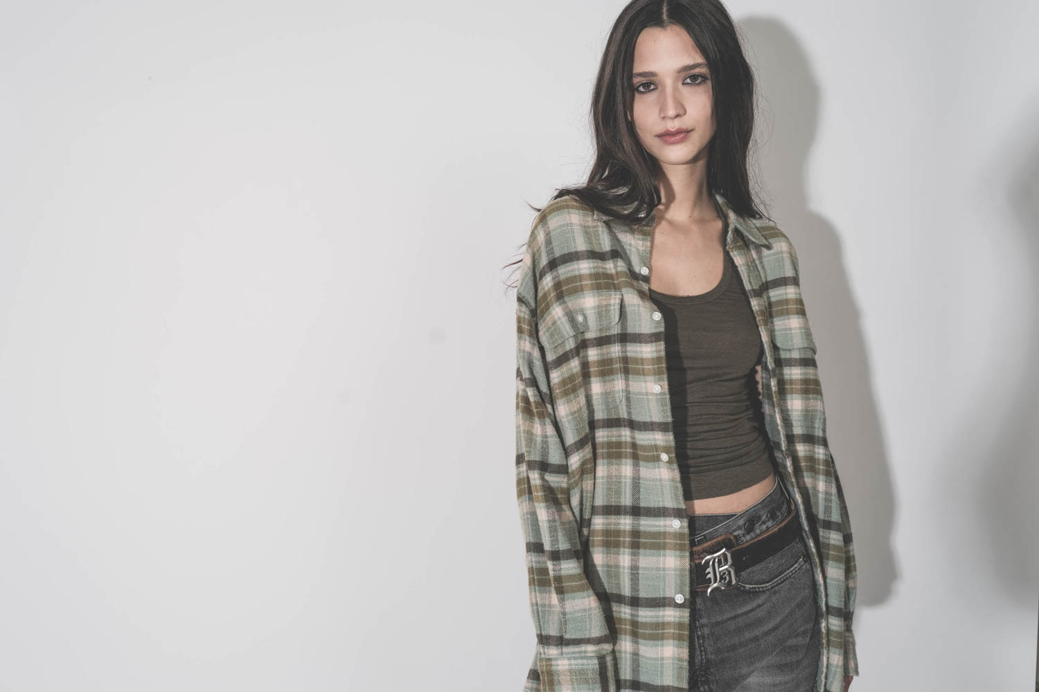 Chemise Boyfriend Shirt R13 &agrave; carreaux turquoise plaid, port&eacute;e de face.