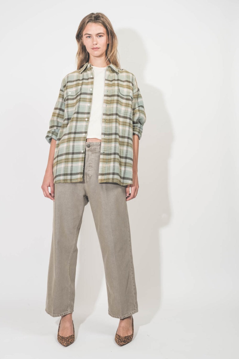 Chemise Boyfriend Shirt R13 à carreaux turquoise Plaid. Portée ouverte de face.