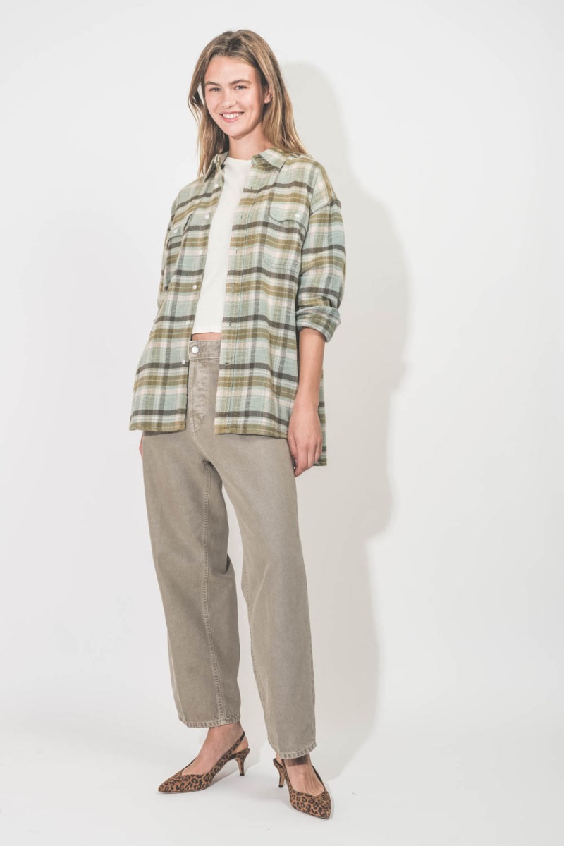Chemise Boyfriend Shirt R13 à carreaux turquoise Plaid. Portée ouverte de profil.