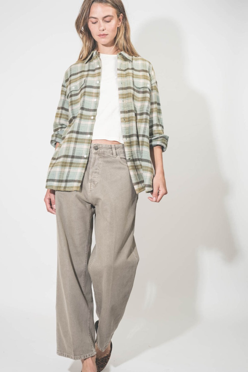 Chemise Boyfriend Shirt R13 à carreaux turquoise Plaid. Portée ouverte avec un jean beige.