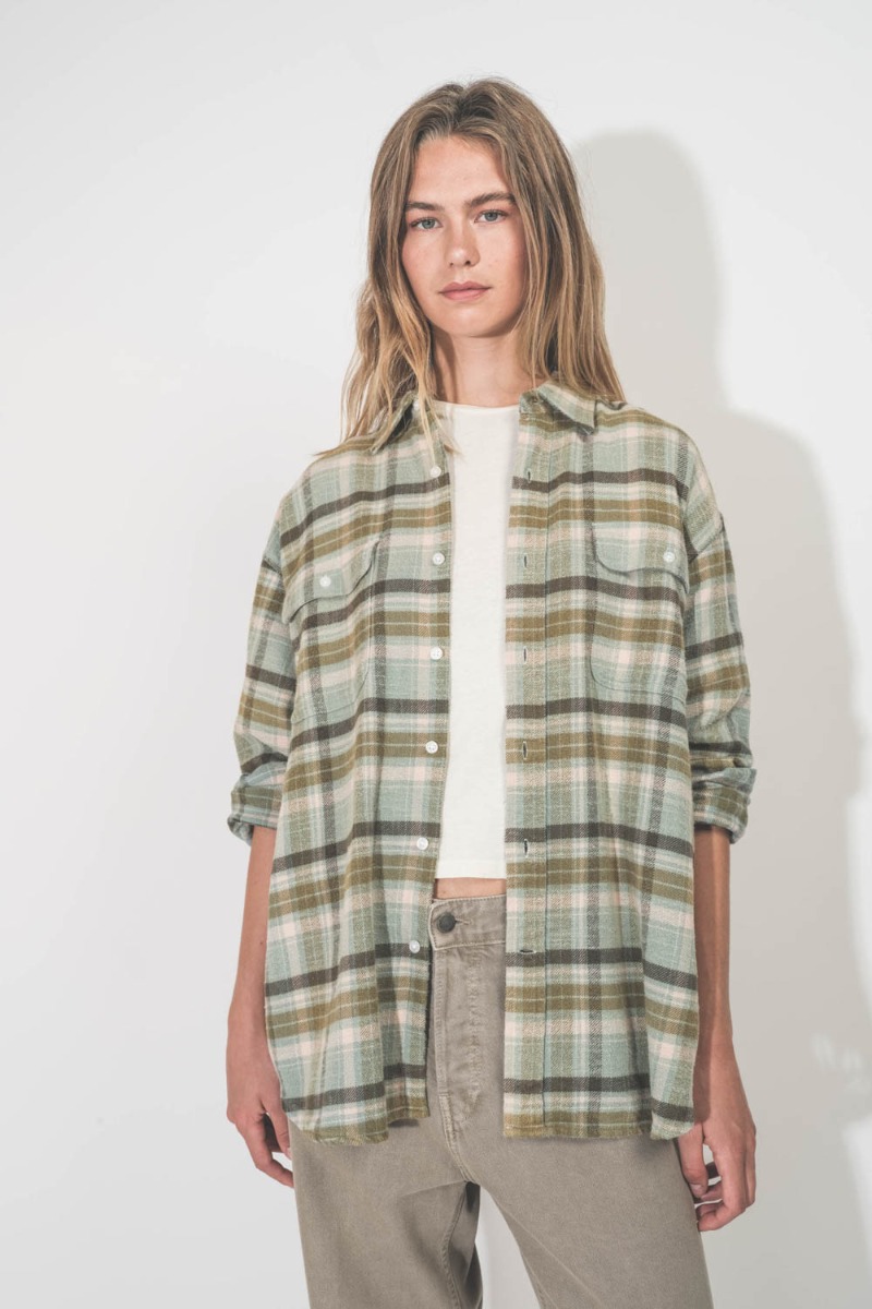 Chemise Boyfriend Shirt R13 à carreaux turquoise Plaid. Portée ouverte avec un t-shirt écru.