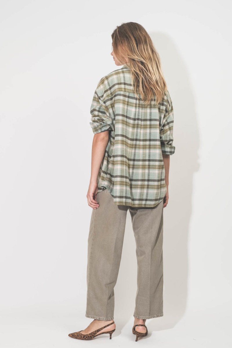 Chemise Boyfriend Shirt R13 à carreaux turquoise Plaid. Portée de dos.