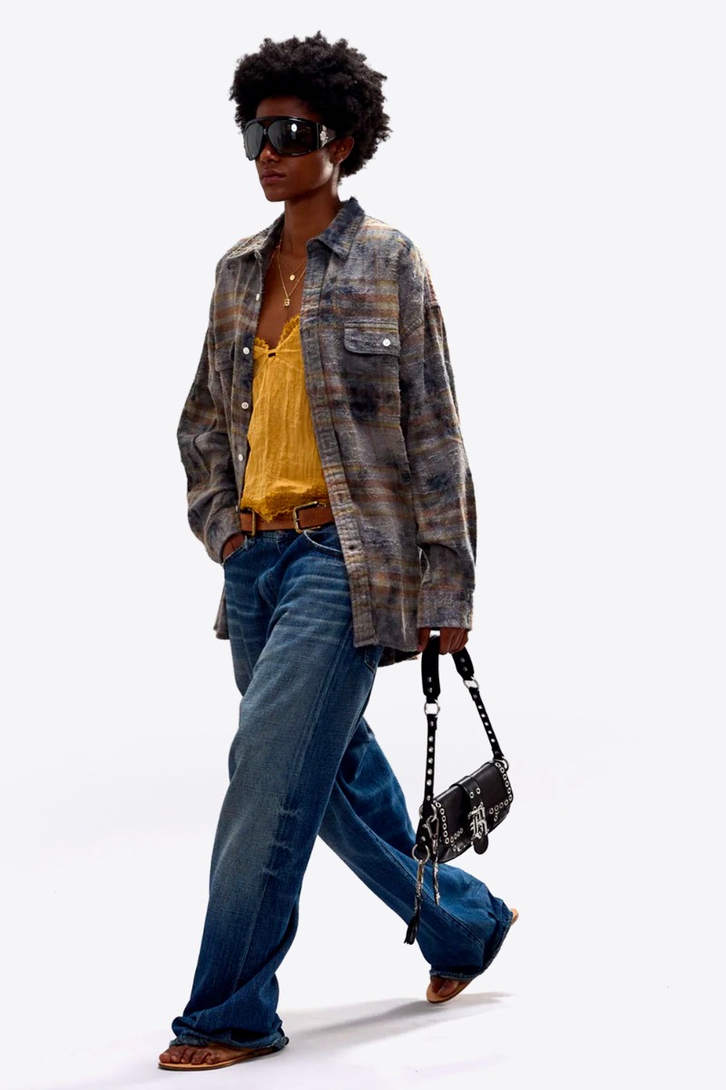 Chemise &agrave; carreaux Boyfriend R13 en coton gratt&eacute; marron, port&eacute;e ouverte de profil.