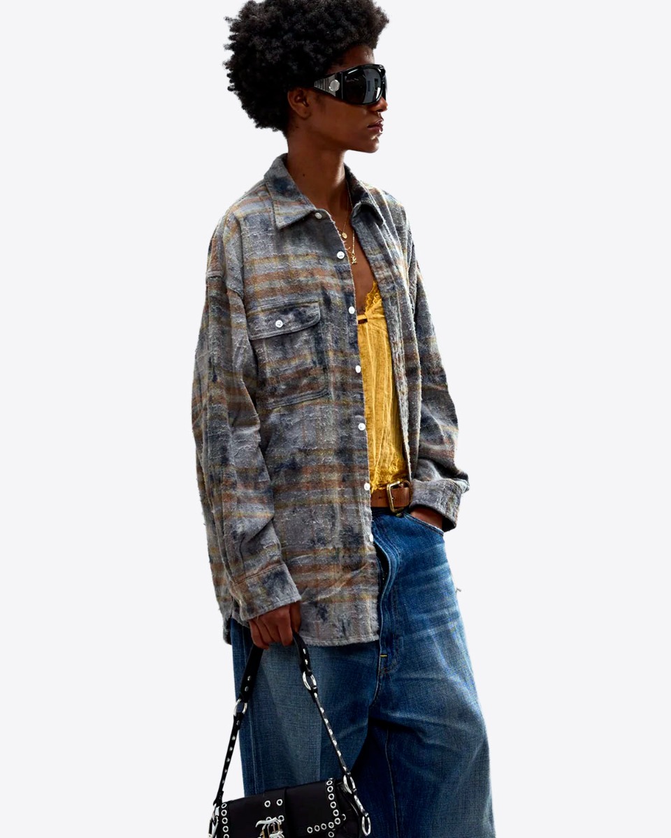 Chemise &agrave; carreaux Boyfriend R13 en coton gratt&eacute; marron, port&eacute;e ouverte.