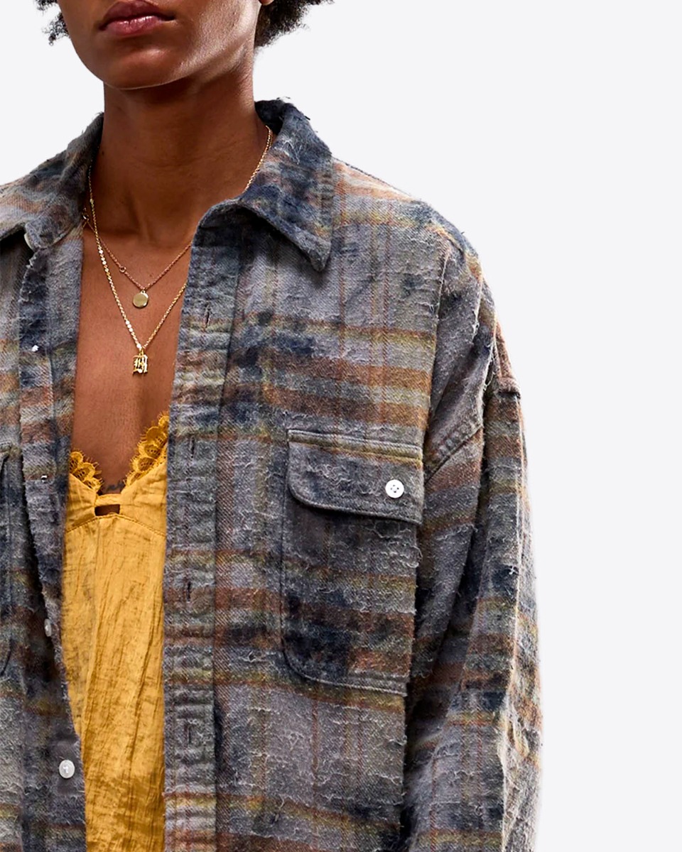 Chemise &agrave; carreaux Boyfriend R13 en coton gratt&eacute; marron. D&eacute;tail de la mati&egrave;re.