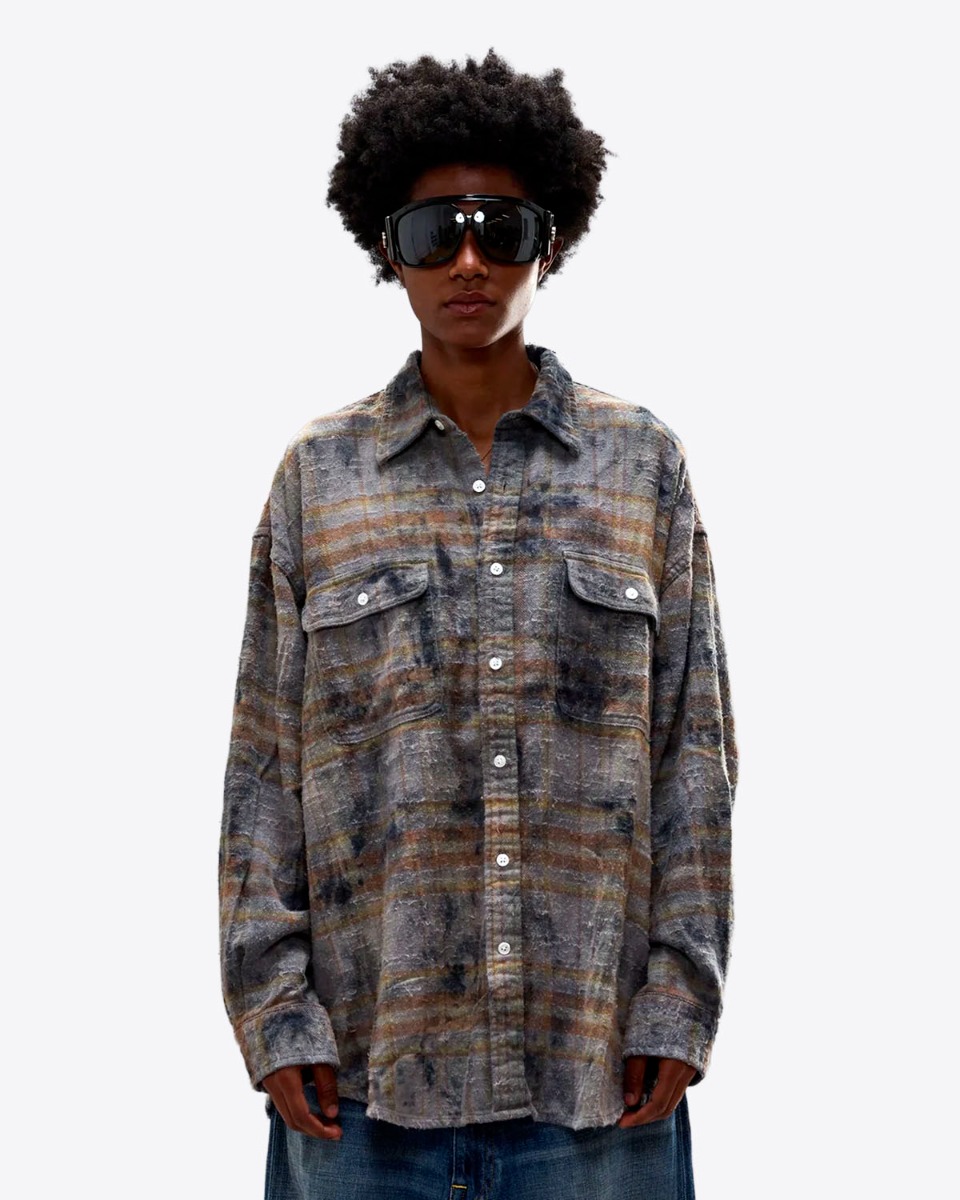 Chemise &agrave; carreaux Boyfriend R13 en coton gratt&eacute; marron, port&eacute;e ferm&eacute;e de face.