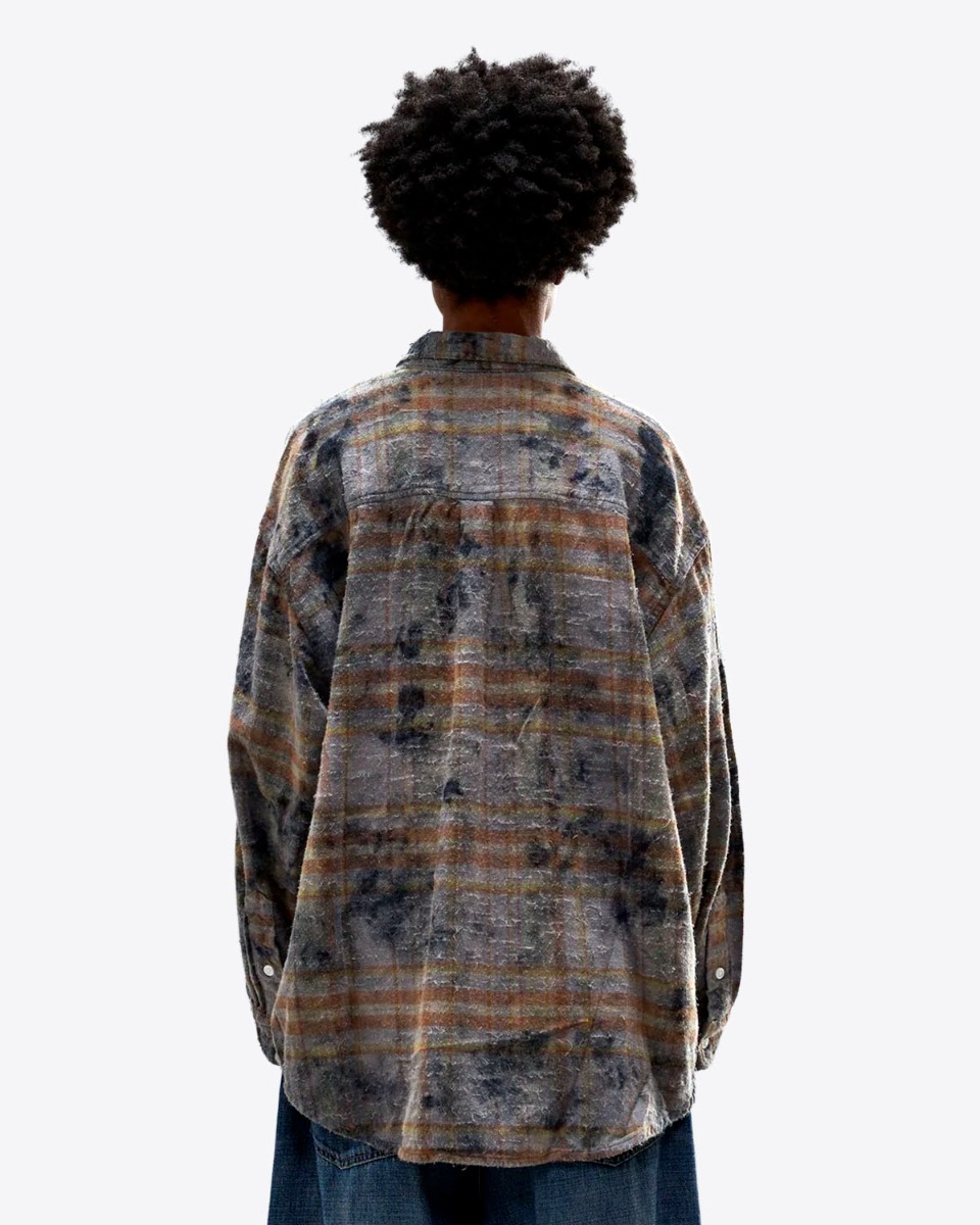 Chemise &agrave; carreaux Boyfriend R13 en coton gratt&eacute; marron, port&eacute;e de dos.