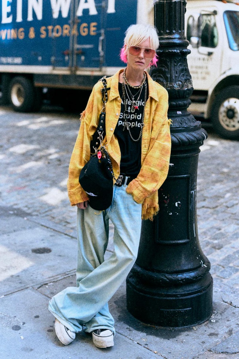 Chemise &agrave; carreaux oversize Shredded Seam Drop Neck Shirt R13 en coton jaune, port&eacute;e ouverte sur un tee-shirt noir.