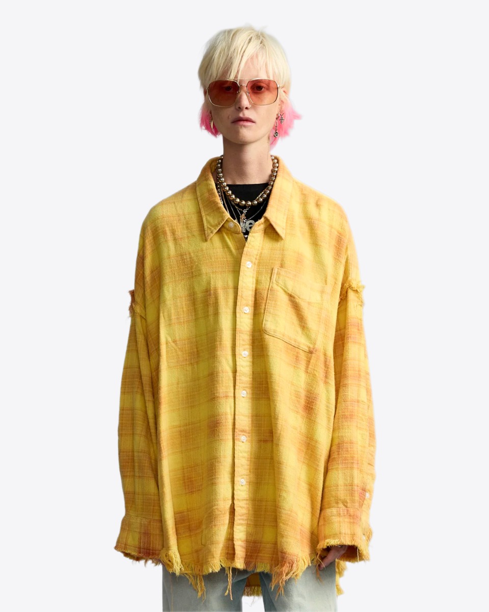 Chemise &agrave; carreaux oversize Shredded Seam Drop Neck Shirt R13 en coton jaune, port&eacute;e de face.