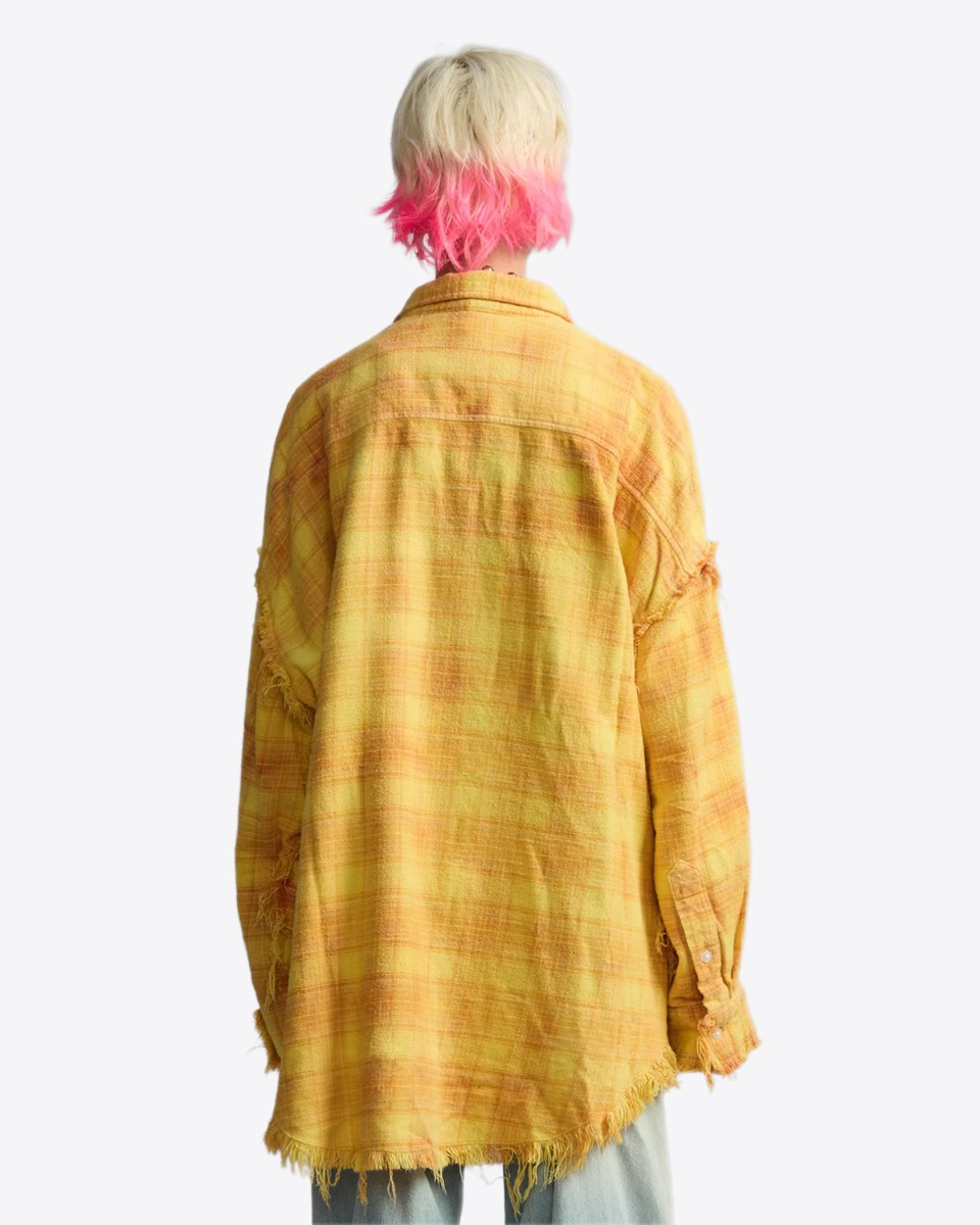 Chemise &agrave; carreaux oversize Shredded Seam Drop Neck Shirt R13 en coton jaune, port&eacute;e de dos.