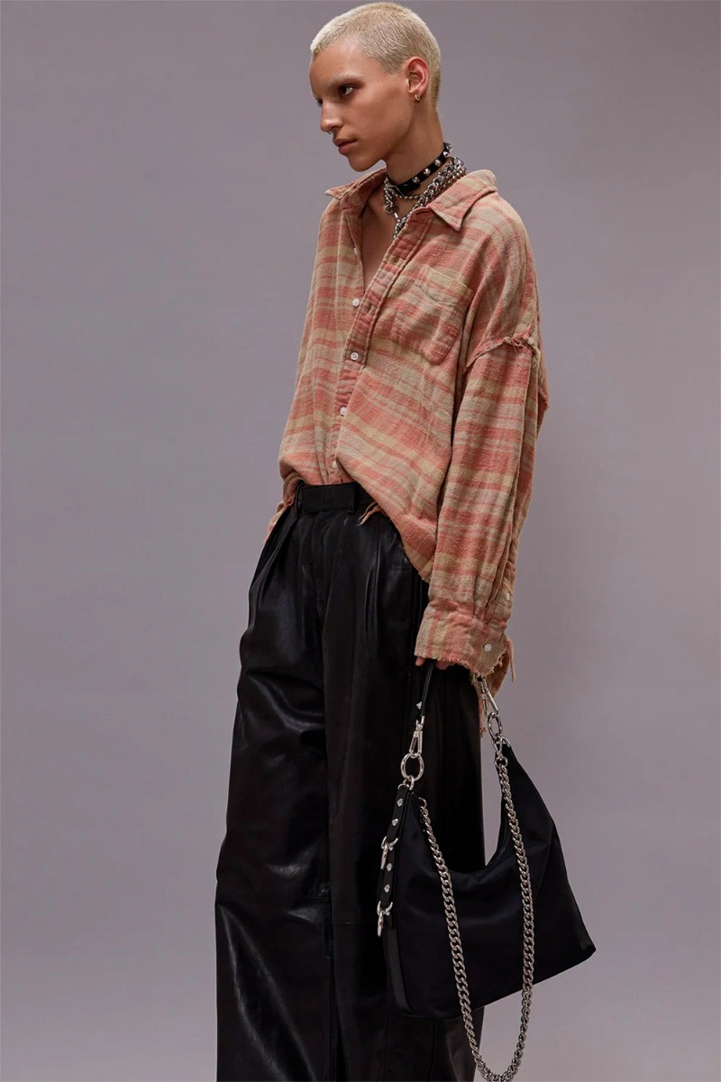 Chemise oversize à carreaux en coton japonais rose et beige Shredded Seam Drop Neck R13. Portée de profil.