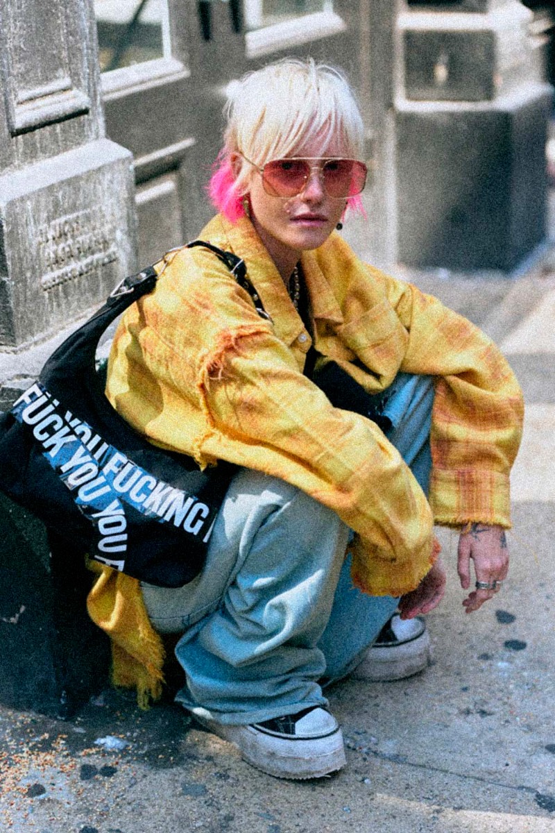 Chemise &agrave; carreaux oversize Shredded Seam Drop Neck Shirt R13 en coton jaune, port&eacute;e ouverte.