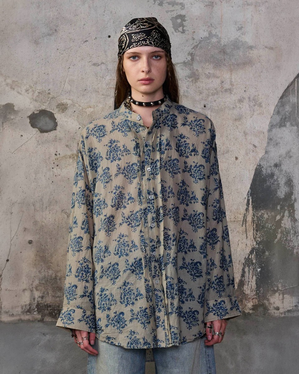 Chemise Pleat Front R13 en coton &eacute;cru imprim&eacute; floral bleu ciel, port&eacute;e de face.