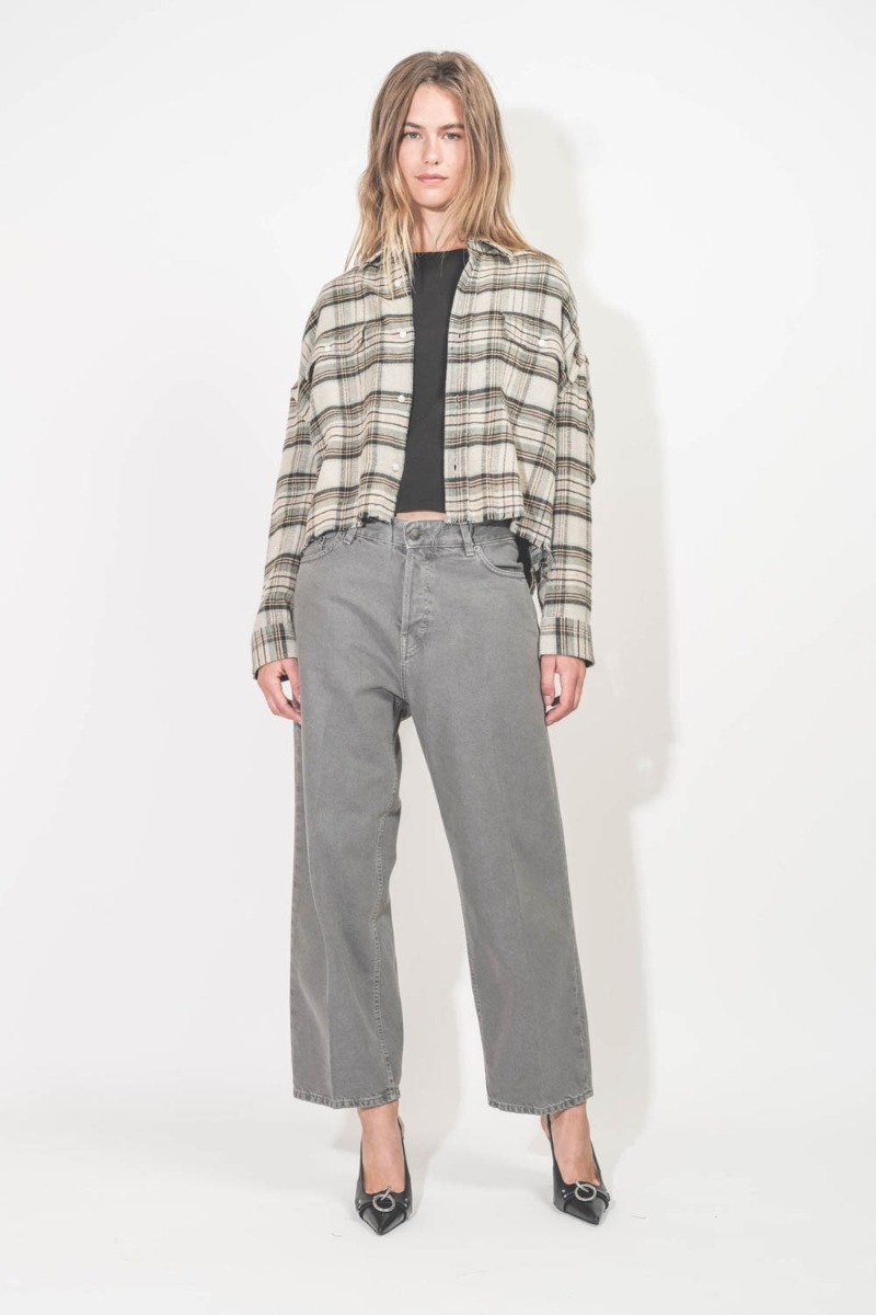 Chemise Cropped Work Shirt R13 en coton crème et turquoise à carreaux. Portée de face.