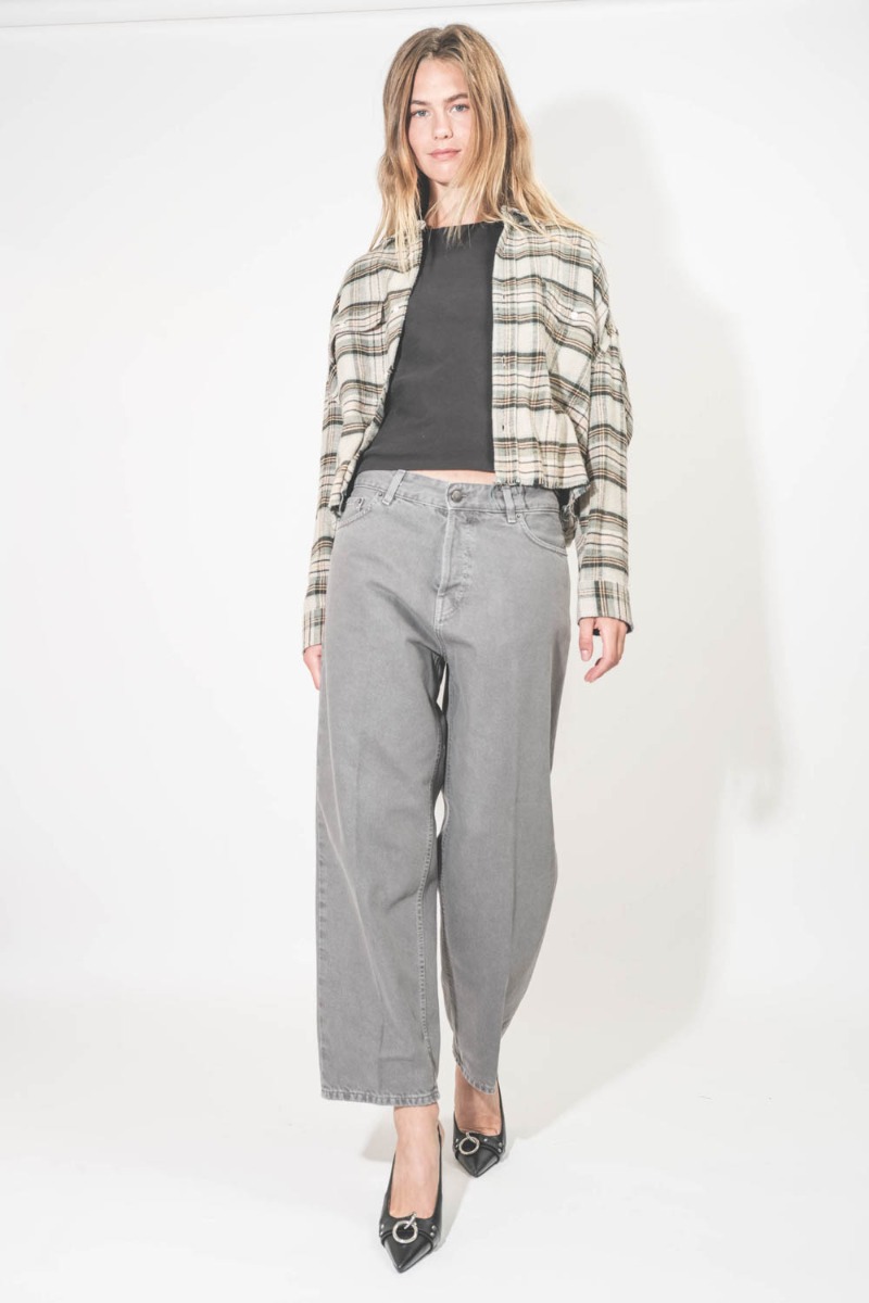 Chemise Cropped Work Shirt R13 en coton crème et turquoise à carreaux. Portée de face ouverte. 